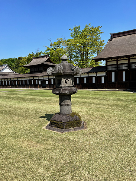 回廊と石塔