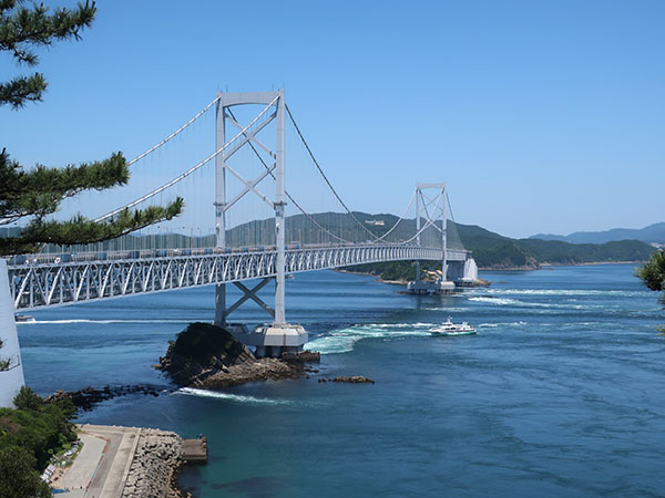 大鳴門橋と潮